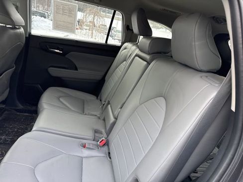 Used 2023 Toyota Highlander XLE image 23