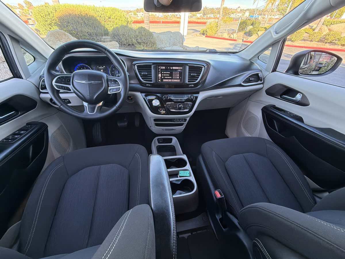 Used 2022 Chrysler Voyager LX FWD image 18