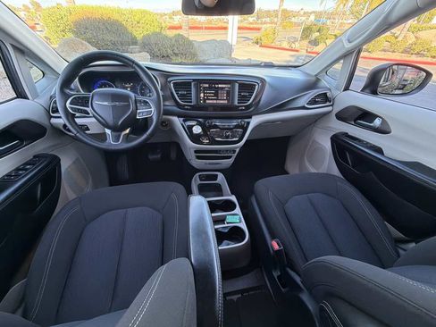 Used 2022 Chrysler Voyager LX FWD image 18