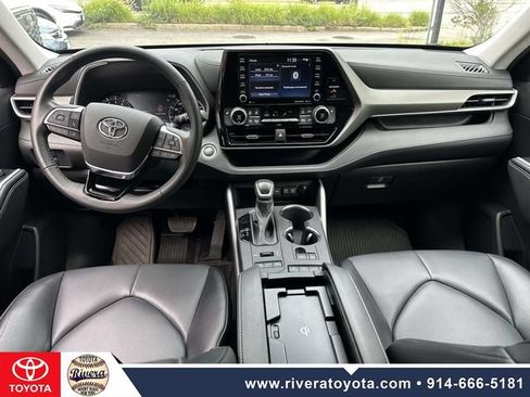 Used 2021 Toyota Highlander XLE AWD/4WD image 21