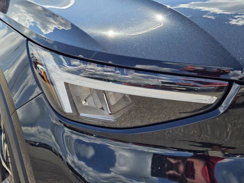 Used 2023 Volvo XC40 B5 Core image 4