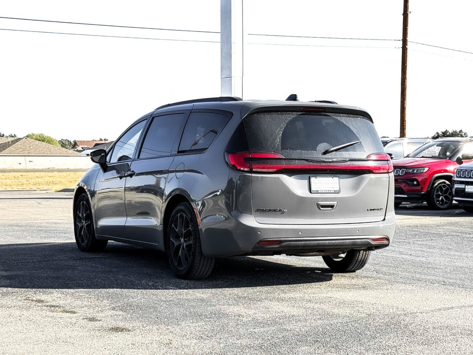 Used 2025 Chrysler Pacifica Limited FWD image 12