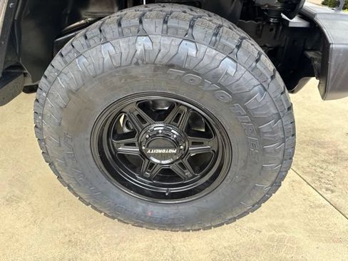 Used 2018 Jeep Wrangler Unlimited Sahara w/ Connectivity Group AWD/4WD image 33