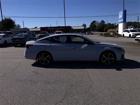 Used 2023 Nissan Altima 2.5 SR w/ SR Premium Package image 9