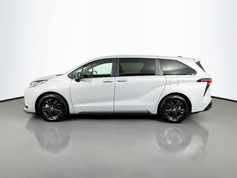 Certified 2025 Toyota Sienna XSE image 4