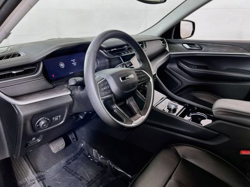 Used 2023 Jeep Grand Cherokee Limited AWD/4WD image 9