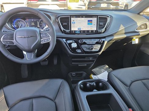New 2026 Chrysler Pacifica Select image 10