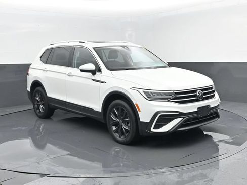 Used 2022 Volkswagen Tiguan SE w/ Panoramic Sunroof Package AWD/4WD image 3