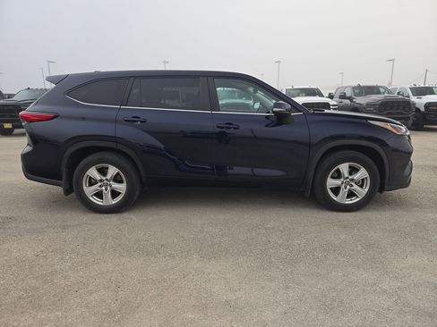 Used 2023 Toyota Highlander L image 2