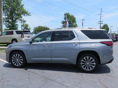 Used 2023 Chevrolet Traverse Premier FWD image 6