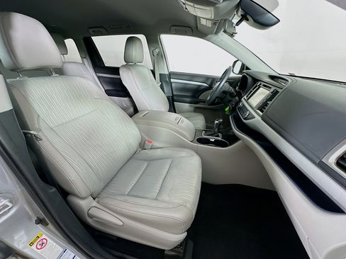 Used 2019 Toyota Highlander Plus AWD/4WD image 32