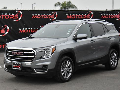 Used 2024 GMC Terrain SLT image 3