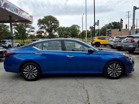 Used 2025 Nissan Altima 2.5 SV FWD image 2