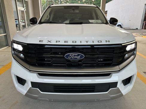 Used 2025 Ford Expedition Max Platinum w/ Driver's Package AWD/4WD image 8