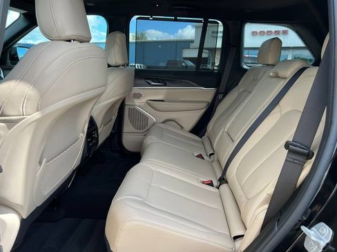 Used 2025 Jeep Grand Cherokee Limited w/ Luxury Tech Group II AWD/4WD image 4