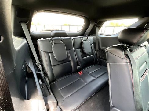 Used 2025 Ford Explorer ST-Line w/ ST-Line Street Pack image 21