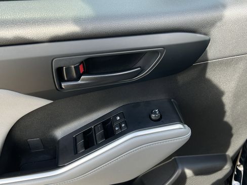 Used 2023 Toyota Highlander L image 30