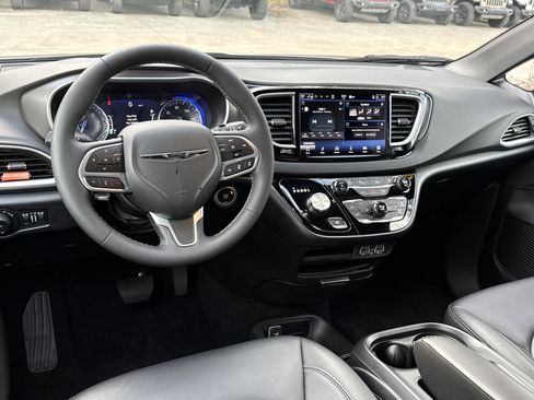 Used 2025 Chrysler Pacifica Select image 21