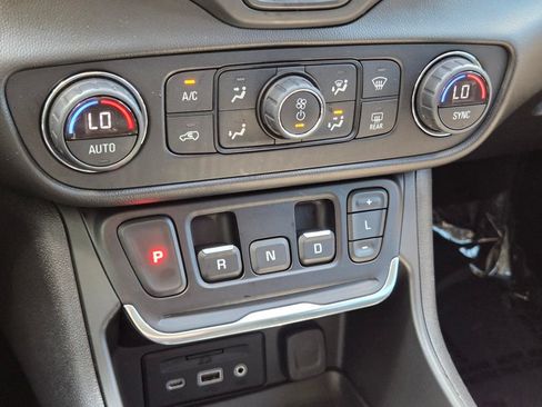 Used 2021 GMC Terrain SLE w/ Driver Convenience Package FWD image 27