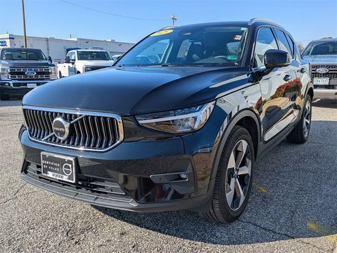 Certified 2025 Volvo XC40 B5 Plus image 8