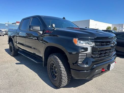 Used 2025 Chevrolet Silverado 1500 LT Trail Boss w/ LPO, Dark Essentials Package AWD/4WD image 3