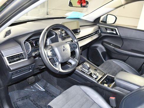 Used 2024 Mitsubishi Outlander AWD image 2