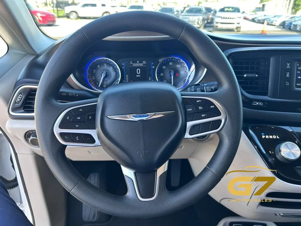Used 2017 Chrysler Pacifica Touring FWD image 15