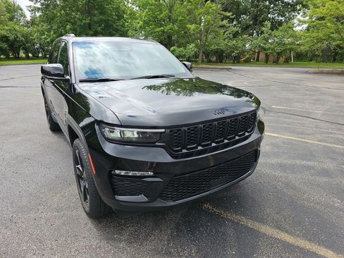 Used 2023 Jeep Grand Cherokee Limited w/ Black Appearance Package AWD/4WD image 8