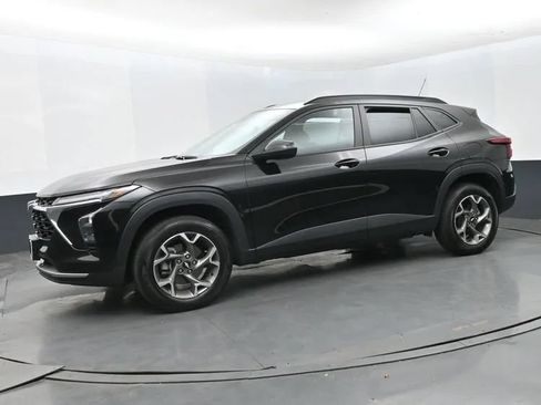 Used 2025 Chevrolet Trax LT FWD image 5
