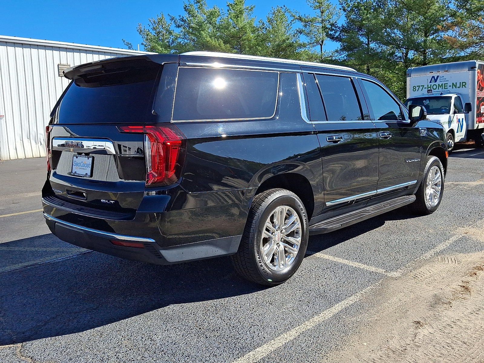 Certified 2022 GMC Yukon XL SLT w/ SLT Premium Package AWD/4WD image 6