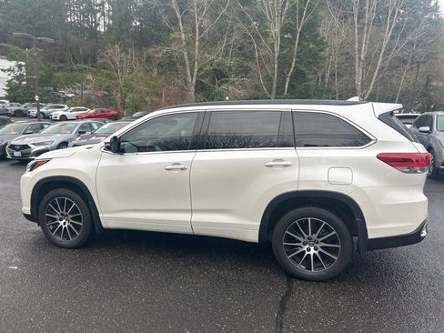Used 2017 Toyota Highlander SE image 7