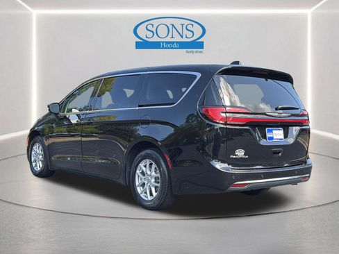 Used 2024 Chrysler Pacifica Touring-L FWD image 24