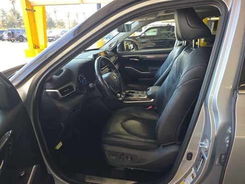 Used 2021 Toyota Highlander Platinum image 10