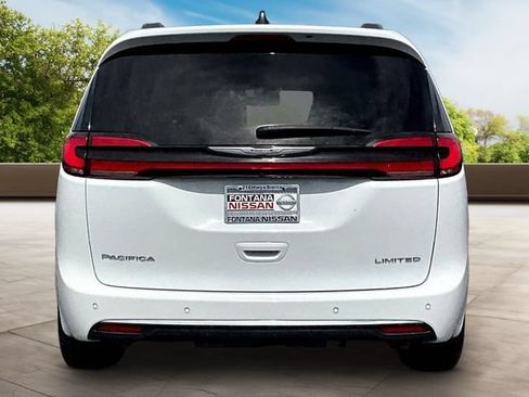 Used 2023 Chrysler Pacifica Limited FWD image 5
