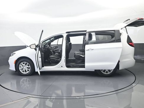 Used 2025 Chrysler Pacifica Select FWD image 68