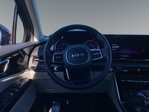 Used 2023 Kia Carnival EX image 12