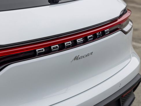 Certified 2025 Porsche Macan image 19