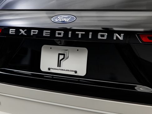 Used 2025 Ford Expedition Platinum w/ Driver's Package AWD/4WD image 20
