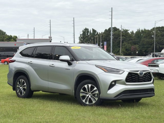 Used 2021 Toyota Highlander XLE AWD/4WD image 12
