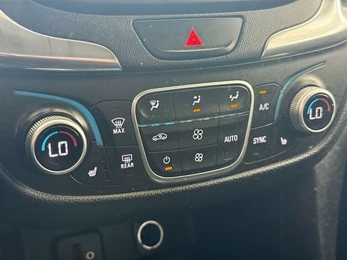 Used 2018 Chevrolet Equinox LT AWD/4WD image 16
