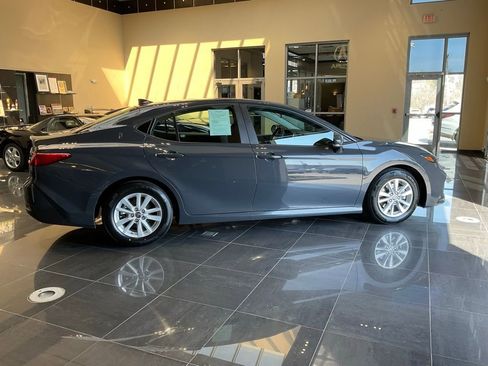 Used 2025 Toyota Camry LE image 7