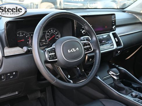 Used 2023 Kia Sorento EX w/ Panoramic Sunroof Package FWD image 17