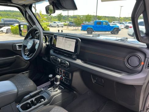 Used 2025 Jeep Gladiator Mojave AWD/4WD image 28