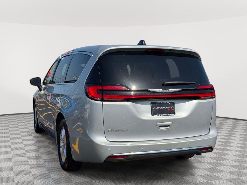 Used 2023 Chrysler Pacifica Touring-L FWD image 6