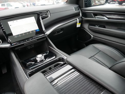 Certified 2024 Jeep Wagoneer 4WD w/ Premium Group I image 11