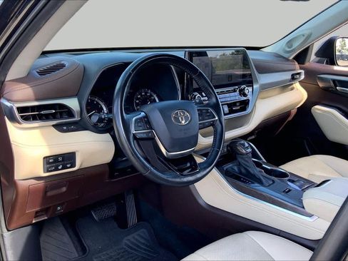 Used 2021 Toyota Highlander Platinum FWD image 17