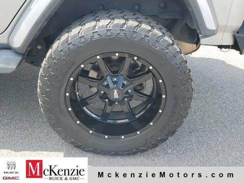 Used 2020 Jeep Wrangler Unlimited Sahara AWD/4WD image 31