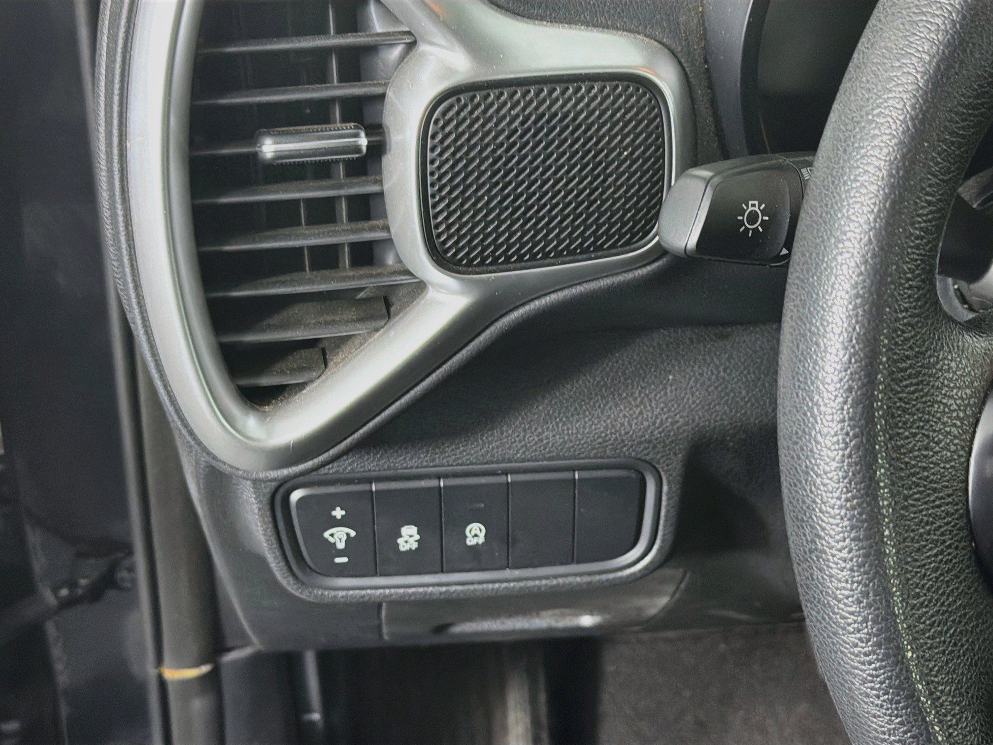Used 2025 Kia Soul LX w/ LX Technology Package FWD image 17