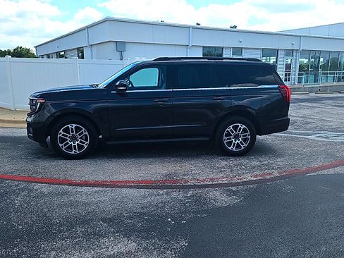 Used 2025 Ford Expedition Active AWD/4WD image 3