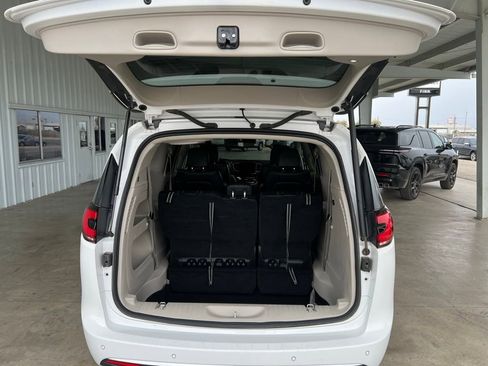 Used 2024 Chrysler Pacifica Touring-L image 21